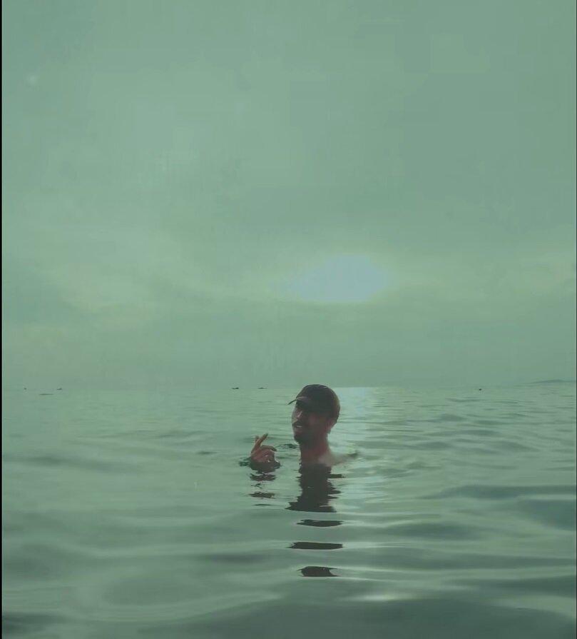 Hình tượng Đen nổi lênh đênh trên biển được tái hiện trong tranh của MV 'Diễn viên tồi' - Nguồn MV 'hai triệu năm'