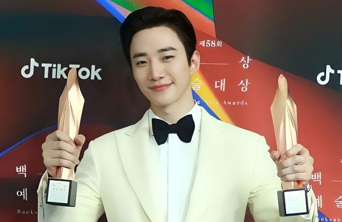 Lee Jun-ho với giải thưởng "Nam diễn viên chính xuất sắc nhất" (Ảnh: Internet)