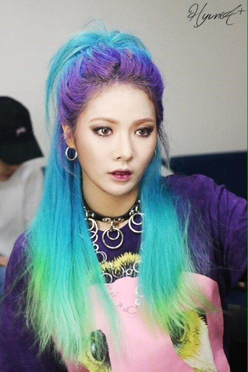 Hyuna - Màu tóc nhuộm 2 tone xanh tím (Ảnh: Internet)