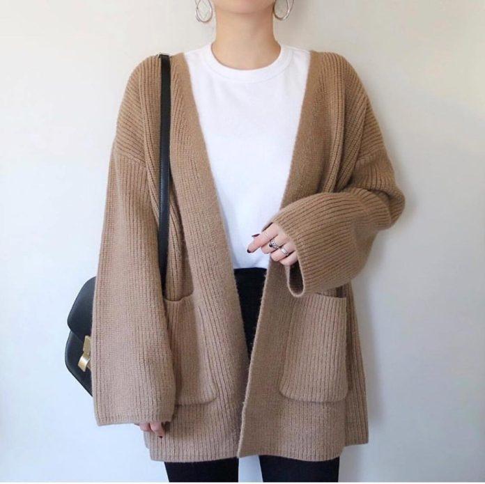 Mix áo cardigan ngắn với áo phông và quần bó (Nguồn: Internet)