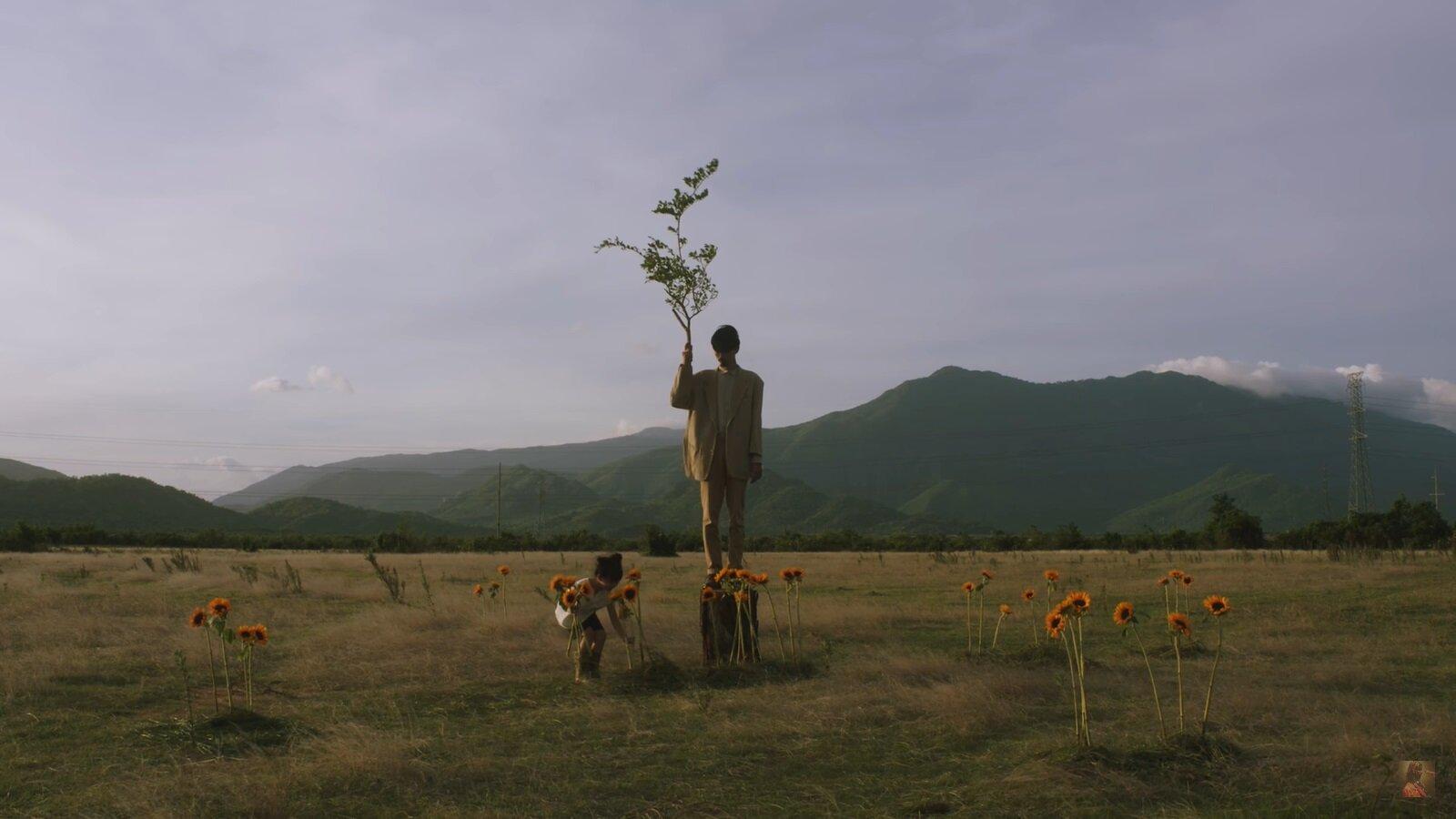 Hình ảnh Đen hóa thân thành cái cây trong MV 'Trốn tìm' - Nguồn MV 'Trốn tìm'