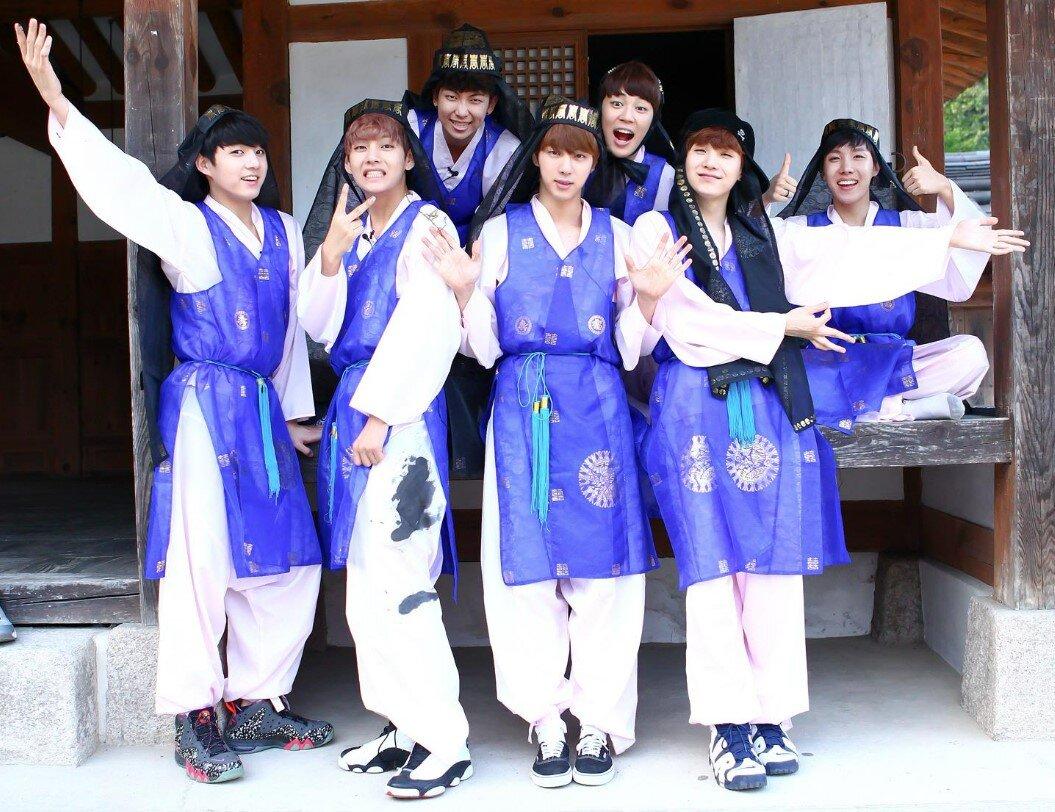 7 chàng trai nhí nhảnh trong bộ hanbok truyền thống (Nguồn: Internet)