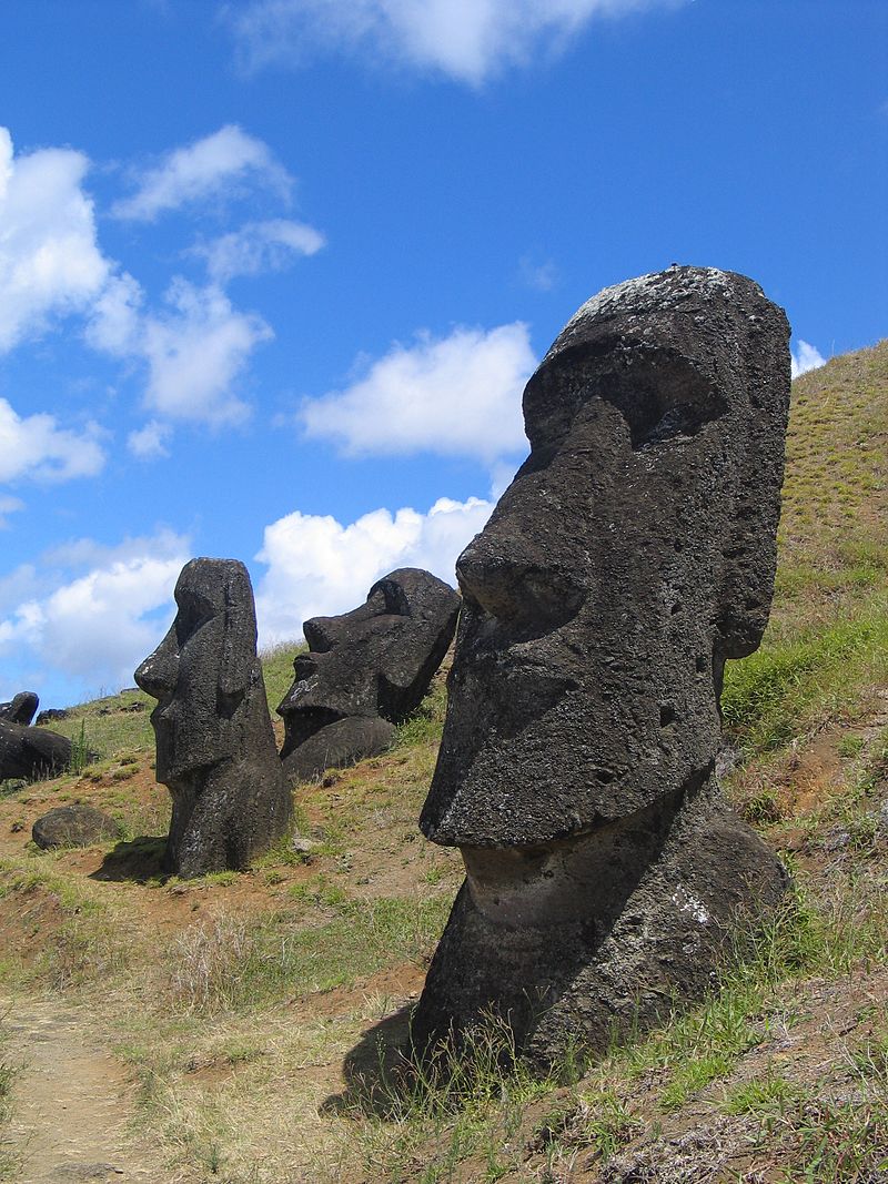 Bước tượng khổng lồ được tạc từ đá nguyên khối trên đảo Phục sinh (Nguồn: Internet)