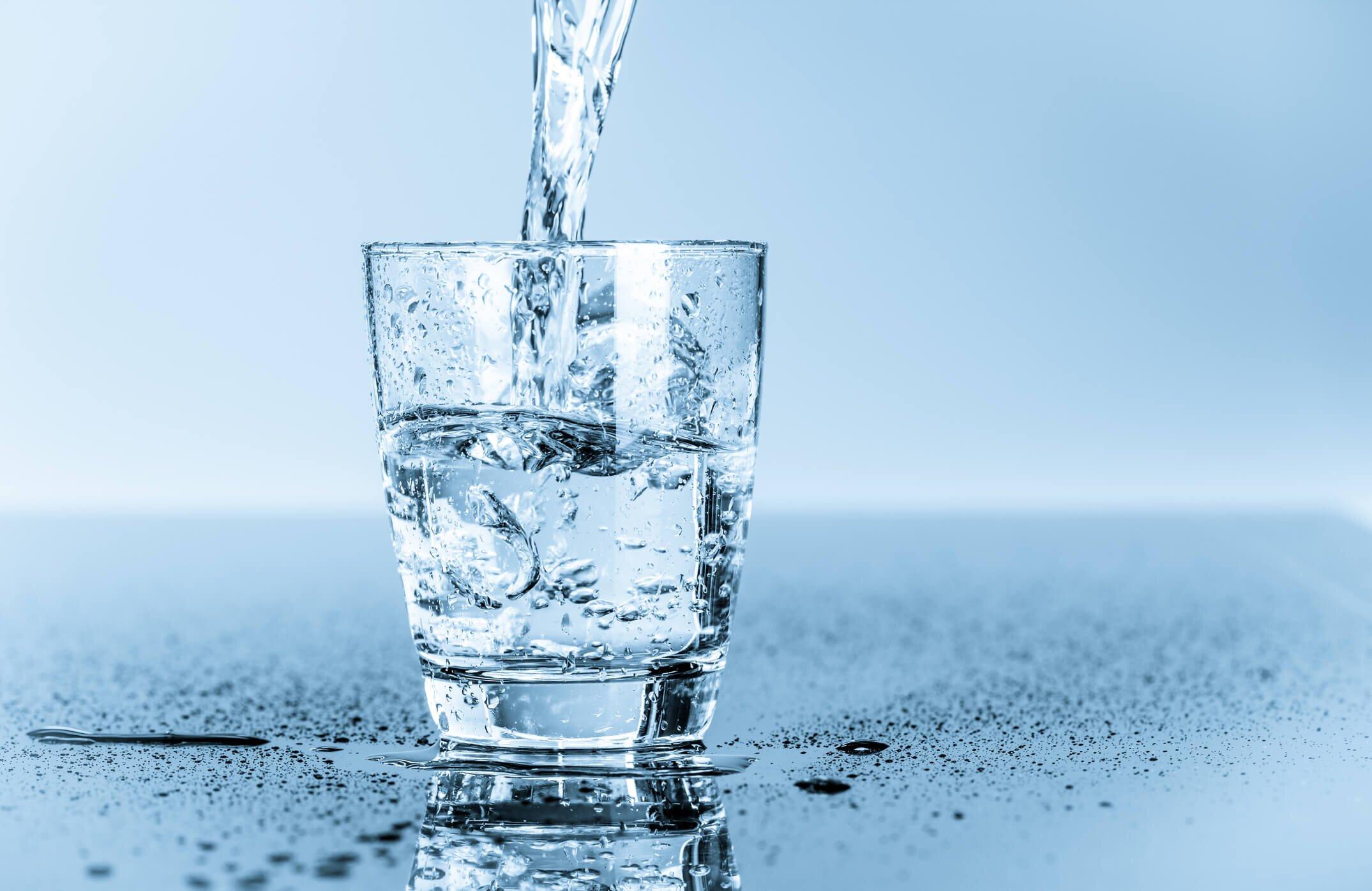 Uống đủ nước là một bước không thể thiếu (Ảnh: Internet)