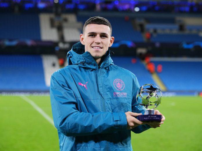 Phil Foden cùng giải thưởng Cầu thủ hay nhất trận (Ảnh: Internet)