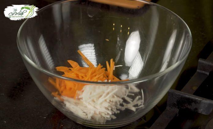 Xắt sợi cà rốt và. Nguồn: YouTube Bếp Cô Minh