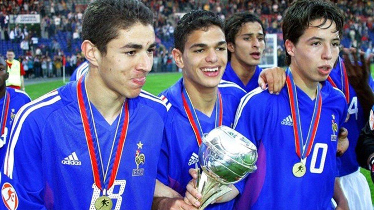 Benzema cùng các đồng đội trẻ khác trên tuyển U17 của Pháp vô địch châu Âu 2004 (Ảnh: Internet)