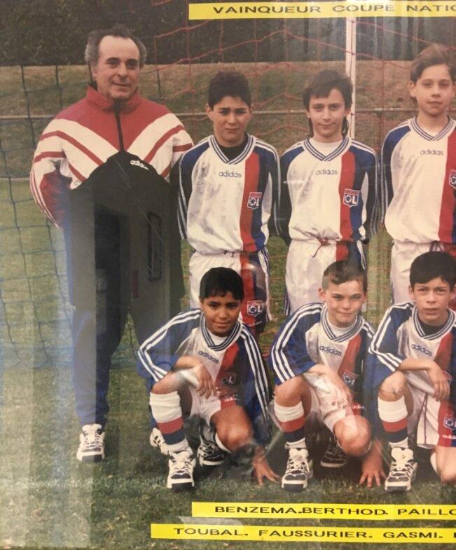 Benzema khi lên 10 (đứng cạnh HLV) trong đội hình của học viện trẻ Lyon (Ảnh: Internet)