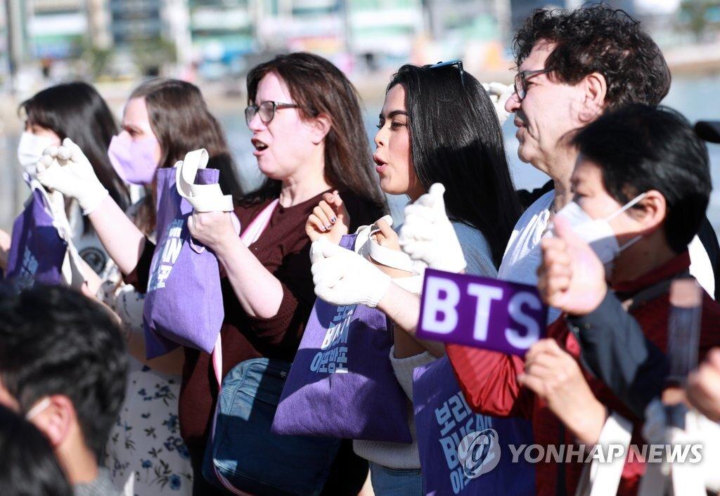 Các fans hâm mộ BTS đã làm sạch bãi biển Busan để ủng hộ idol. (Ảnh: Internet)