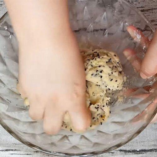 Tạo hỗn hợp bột làm bánh quy mè đen. (Nguồn: Internet)