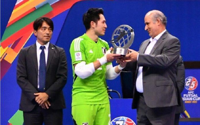 Thủ môn Kuromoto của Futsal Nhật Bản nhận giải thủ môn xuất sắc nhất AFC Futsal Asian 2022 (Ảnh: Internet)