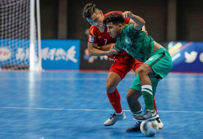 Các hậu vệ tuyển Futsal Việt Nam pressing và khóa chặt các mũi tấn công của Ả Rập Xê Út (Ảnh: Internet)
