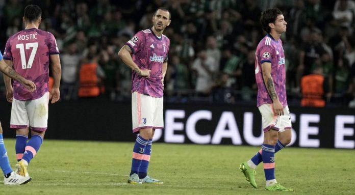 Nỗi thất vọng bao trùm các cầu thủ Juventus sau trận thua muối mặt trên đất Israel (Ảnh: Internet)