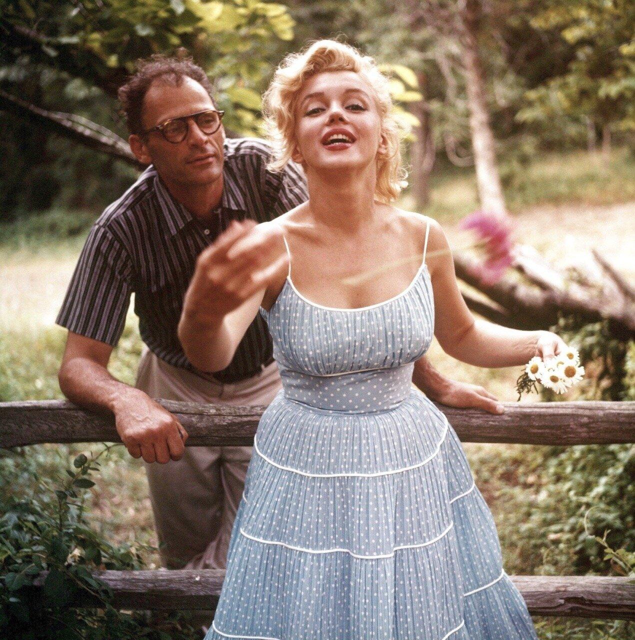 Váy màu xanh bồng bềnh của Marilyn Monroe khi chụp hình với người chồng thứ 3. Nguồn: internet