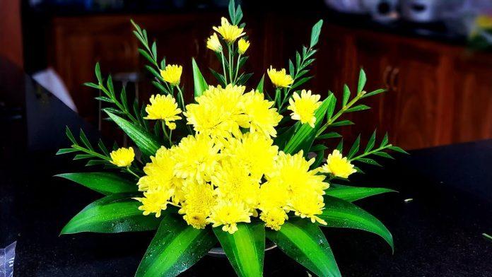 Mẫu cắm hoa cúc đẹp cho bàn thờ. (Ảnh: Internet)