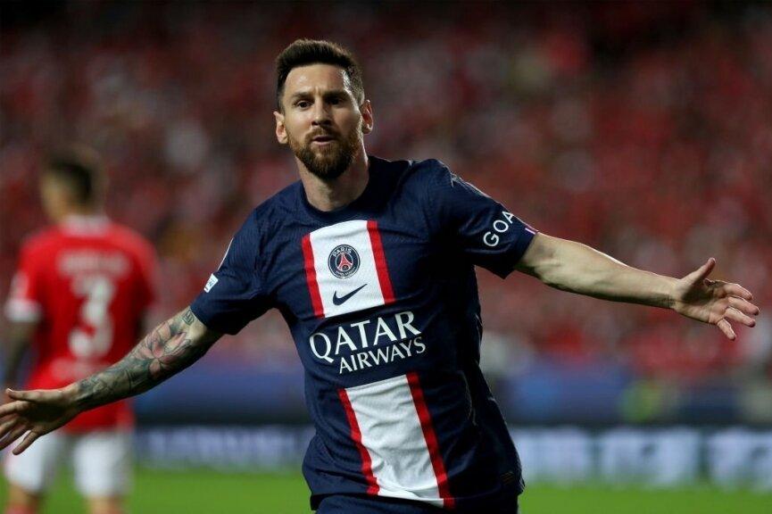 Messi tiếp tục ghi bàn cực phẩm với pha đặt lòng ngoài vòng cấm (Ảnh: Internet)