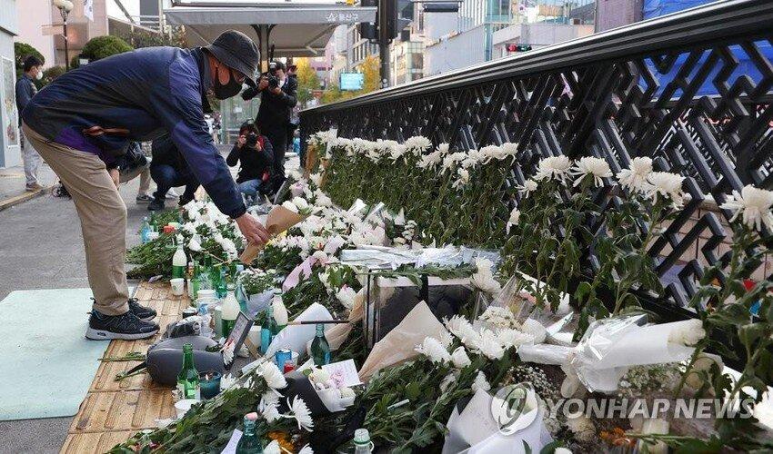 Ngày 31-10, một người đến dâng hoa gần hiện trường vụ giẫm đạp thảm khốc trong lễ hội Halloween ở quận Itaewon. (Ảnh: YONHAP)