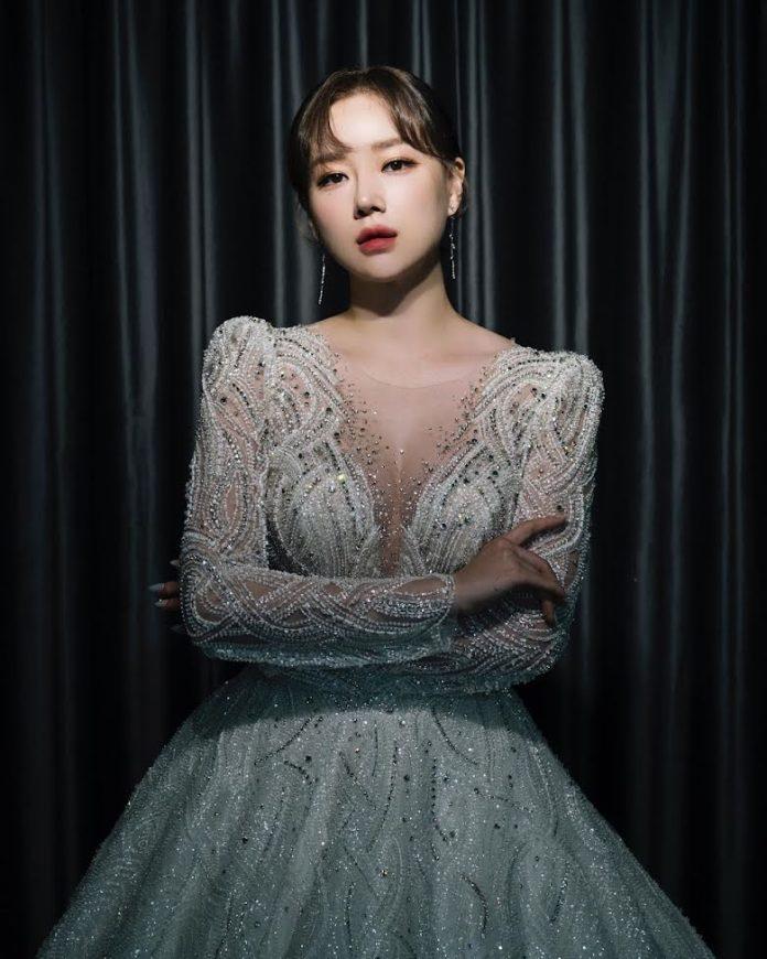 Nữ idol xinh đẹp quyến rũ trong váy cưới (Ảnh: Internet)
