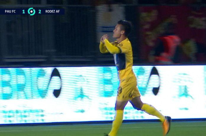 Quang Hải chạy lại ăn mừng với biểu tượng trái tim trước ngực khi ghi bàn giúp Pau FC có điểm trước Rodez AF (Ảnh: Internet)