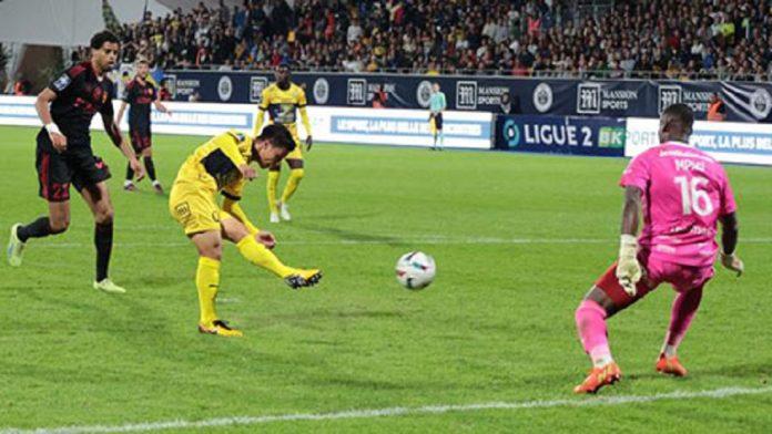 Quang Hải có cơ hội đối mặt với thủ thành Rodez AF và đã có bàn thắng đầu tiên trên đất Pháp (Ảnh: Internet)