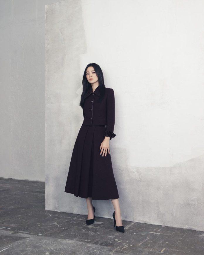 Song Hye Kyo khí chất lạnh lùng trong outfit đen của MICHAA (Ảnh: internet)