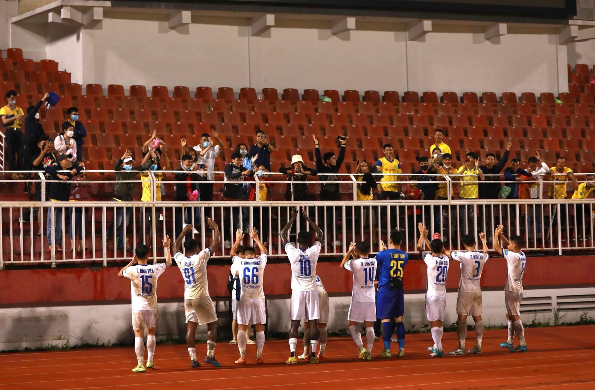 Quế Ngọc Hải cùng đồng đội cảm ơn người hâm mộ sau trận đấu (Ảnh: Internet)