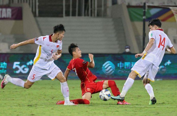 Cầu thủ trẻ mắc sai lầm đáng trách trong trận gặp Trung Quốc (Ảnh: Internet)
