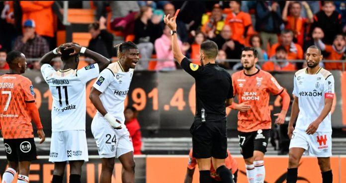 Dù được chơi hơn người cả hiệp 2 nhưng Lorient vẫn không thể hạ gục được Reims (Ảnh: Internet)