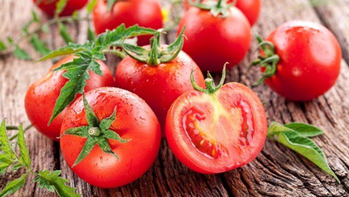 Nếu bạn bảo quản cà chua trong tủ lạnh quá lâu sẽ khiến chúng dễ bị nát và héo (Ảnh: Internet)