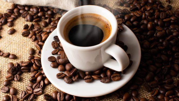 Uống khoảng 2-3 tách cà phê mỗi ngày giúp gan khỏe mạnh hơn (Ảnh: Internet)