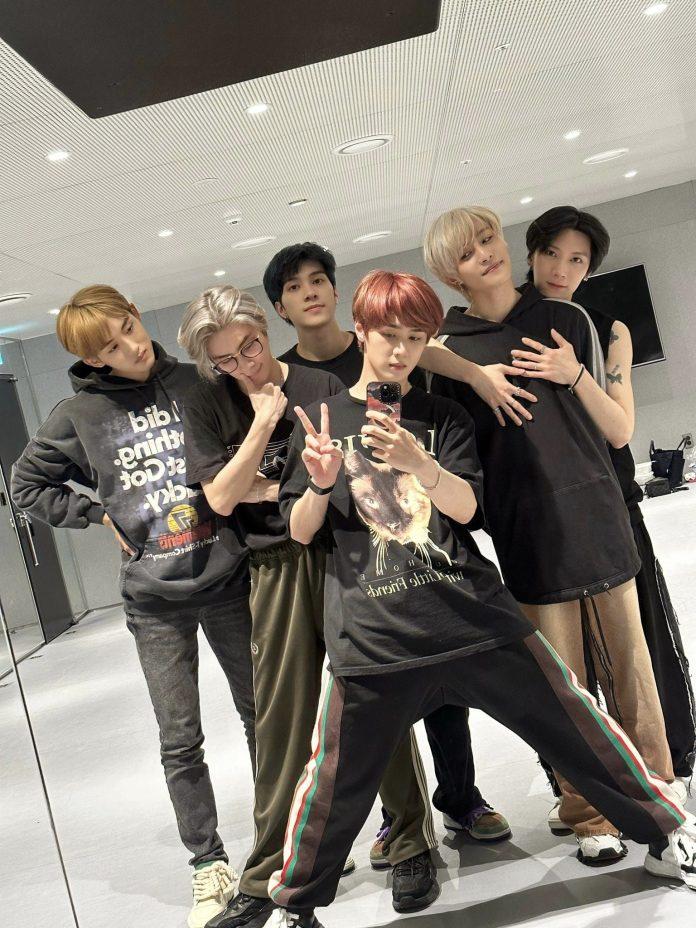 Hình ảnh 6 thành viên trong phòng tập chuẩn bị cho mini album sắp tới ( ảnh: internet).