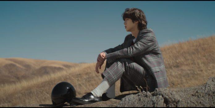 Ở đầu MV, Jin xuất hiện với hình ảnh buồn bã và cô độc ở một nơi xa lạ (Nguồn ảnh: BlogAnChoi)