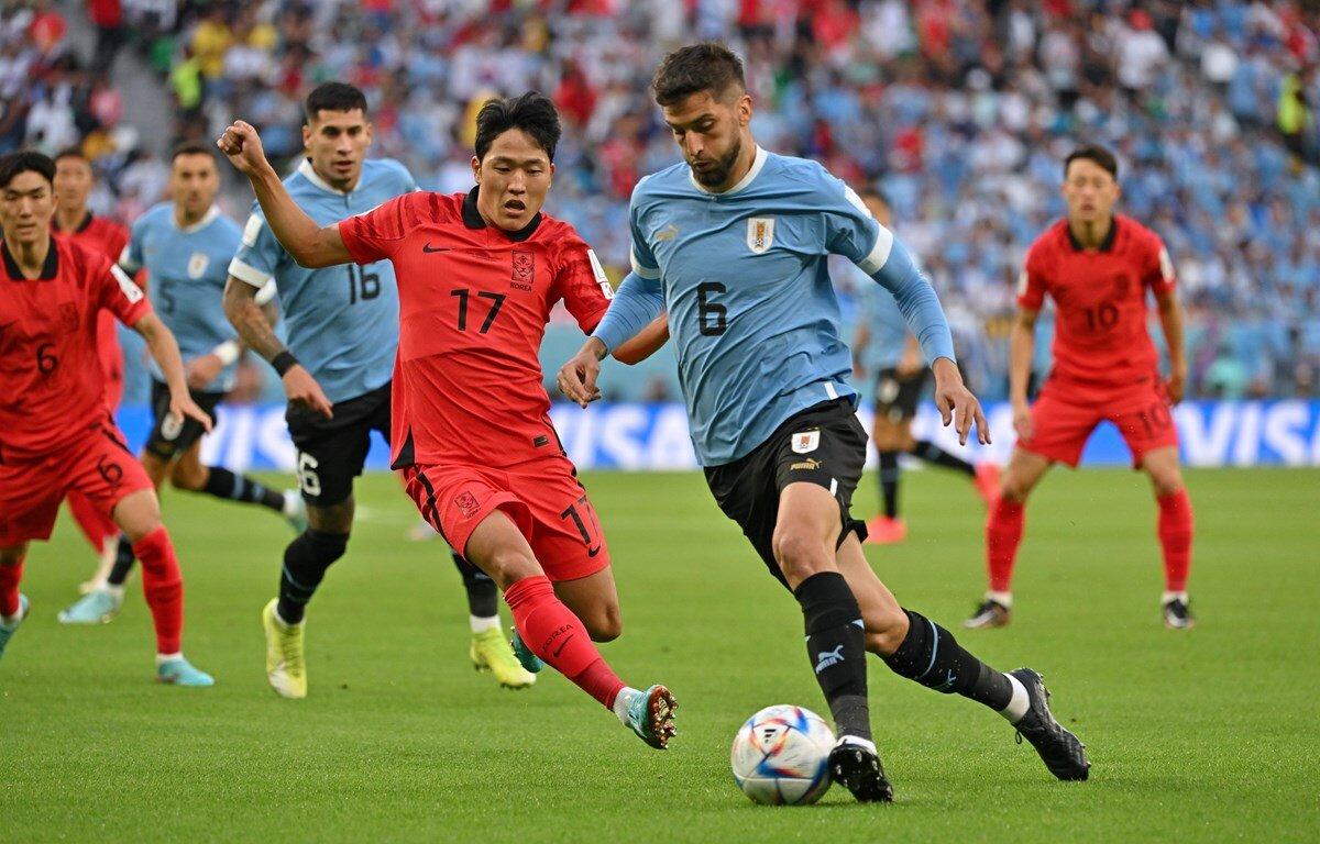 Bentancur thể hiện khá tốt khi vừa dẫn dắt lối chơi của Uruguay vừa phải ngăn cản Son Heung Min (Ảnh: Internet)