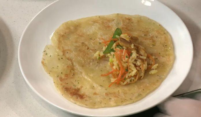 Cho cơm vào bánh roti và cuộn. Nguồn: YouTube Món Ngon Mỗi Ngày