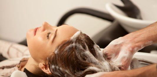 9 bước gội đầu đúng chuẩn salon tại nhà: dưỡng tóc chắc khỏe, giảm gãy rụng Cách gội đầu đúng chuẩn salon (Ảnh: Internet)