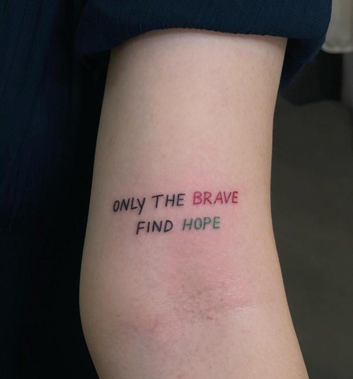 Hình xăm chữ tiếng Anh ý nghĩa: Chỉ người dũng cảm mới tìm thấy hy vọng (Ảnh: Internet)