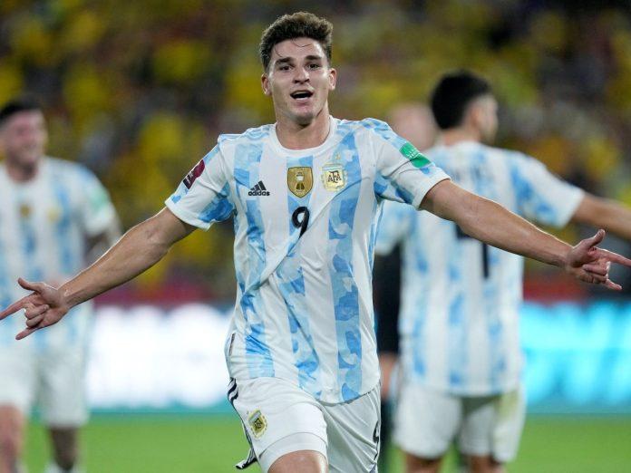Julian Alvarez sẽ có cơ hội sánh vai cùng Messi ở ngày hội bóng đá lớn nhất hành tinh (Ảnh: Internet)