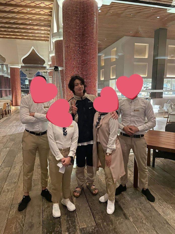 Jungkook đã chụp cùng các nhân viên Qatar. (Ảnh: Internet)