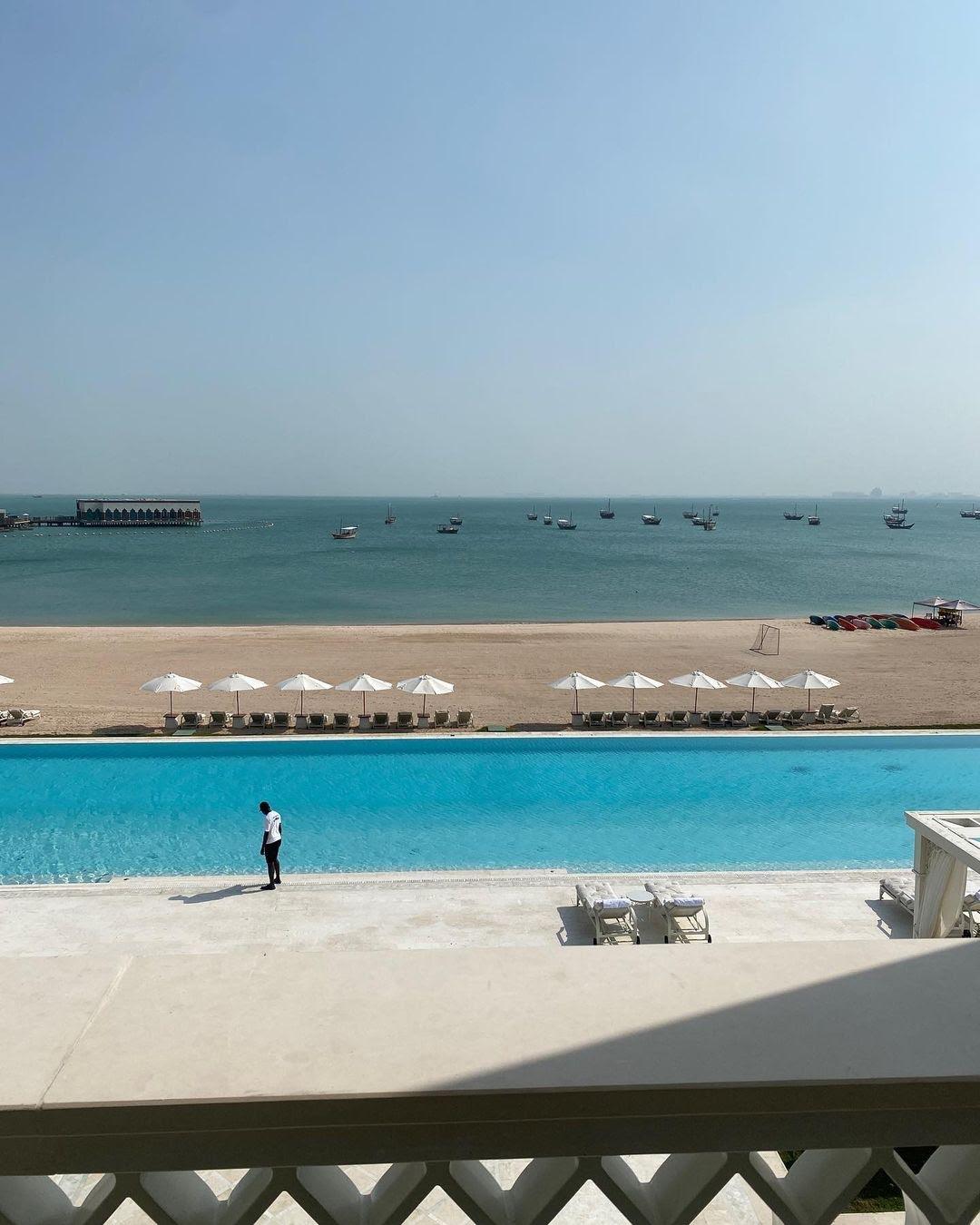 Khung cảnh tuyệt đẹp thể hiện một số cảnh đẹp nhất mà Qatar có, bao gồm các bãi biển và hồ bơi tư nhân nhìn ra đường chân trời của thành phố.