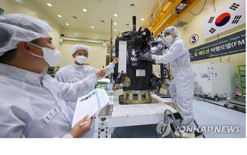 Tiến hành kiểm tra tàu Danuri trước khi phóng vào vũ trụ (Nguồn: Yonhap news).