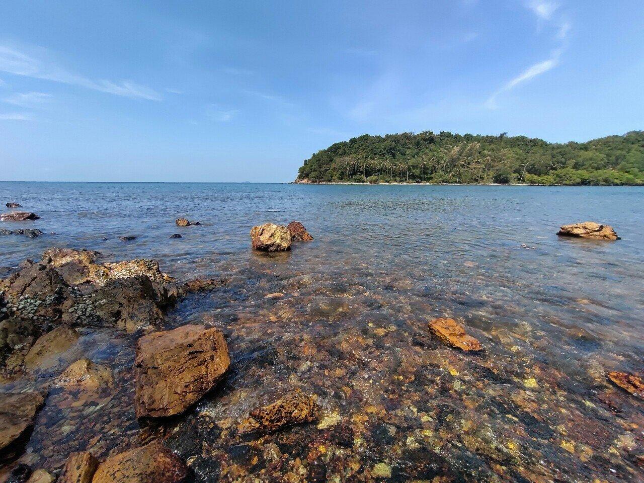 Nước biển trong xanh với bãi đá sỏi trải dài tại Ba Hòn Đầm (Nguồn: Gia Linh)