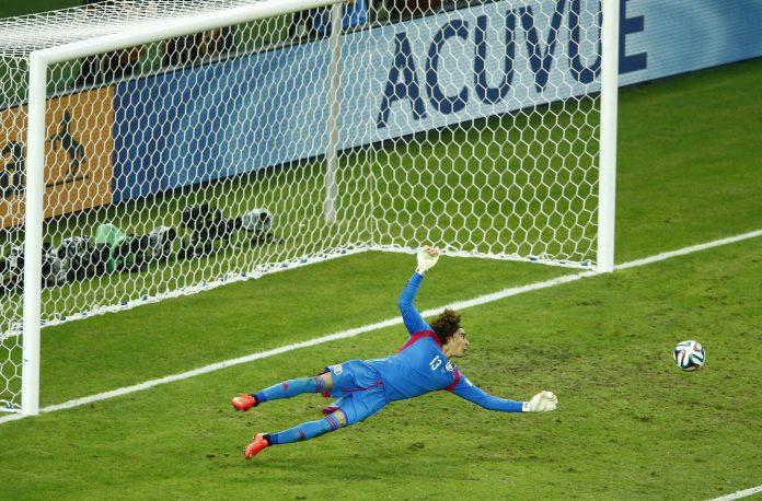 Guillermo Ochoa và những pha bay người không tưởng chính là điểm tựa để Mexico thăng hoa ở World Cup (Ảnh: Internet)