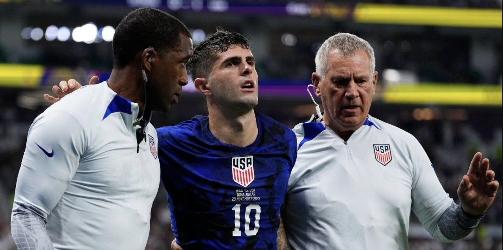 Dù giành chiến thắng nhưng Hoa Kỳ sẽ phải rất đau đầu nếu Pulisic không thể góp mặt trong chặng đường còn lại ở World Cup 2022 (Ảnh: Internet)