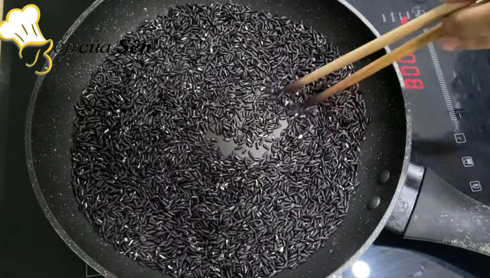 Rang gạo. Nguồn: YouTube Bếp của Sên