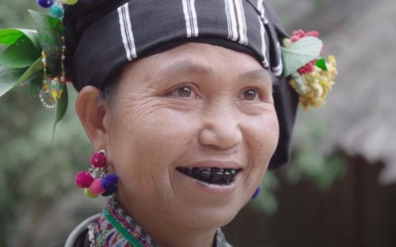 Nhuộm răng đen là phong tục quen thuộc với người Việt xưa (Ảnh: Internet)