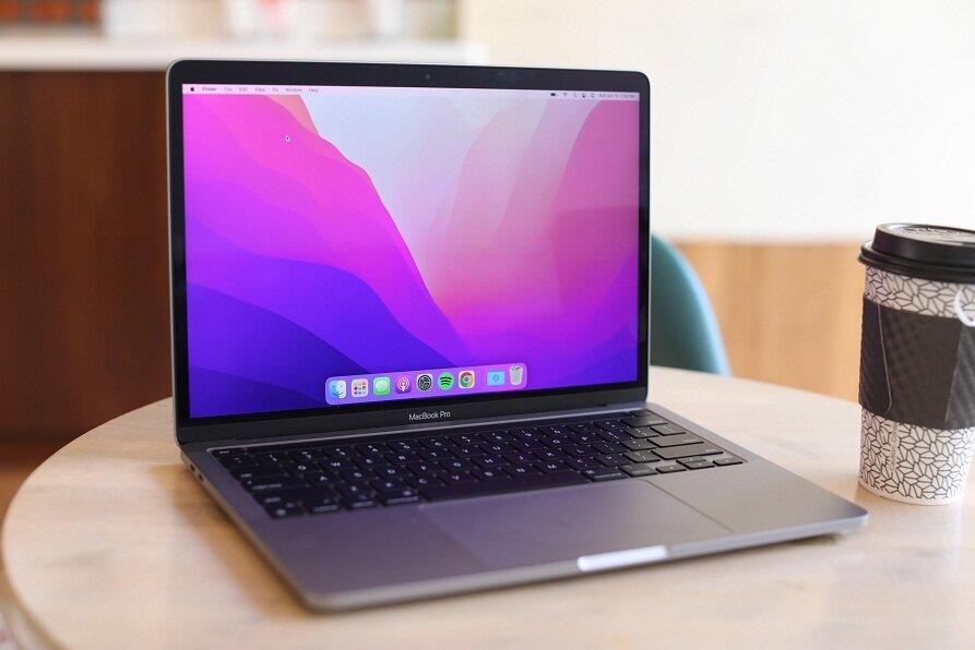 MacBook Pro M2 13 inch của Apple được ra mắt trong năm 2022 (Ảnh: Internet)