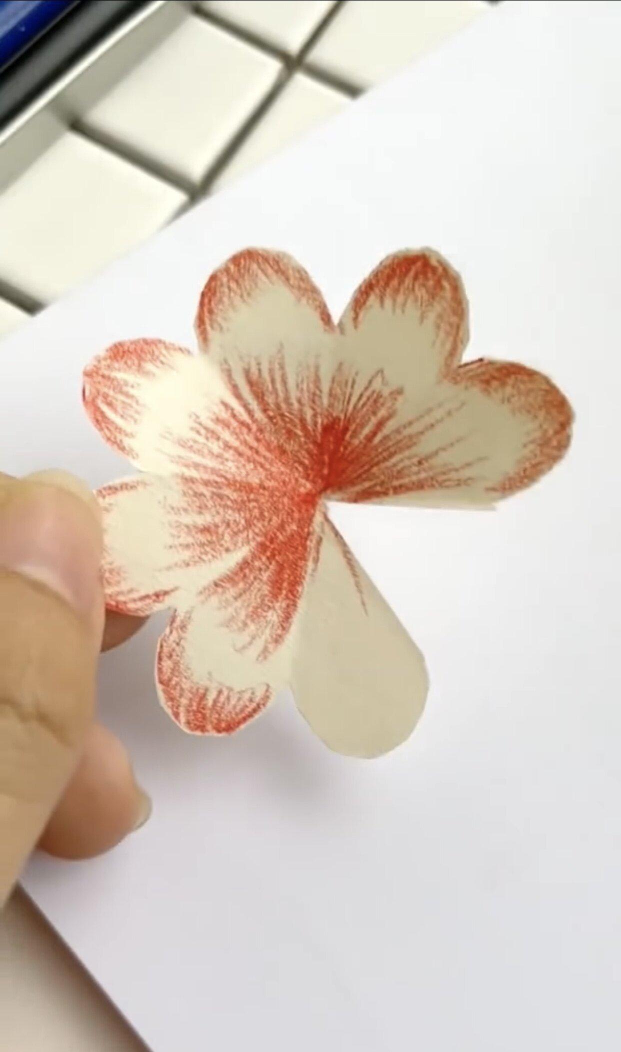 Tô màu bông hoa và cắt bỏ một cánh hoa (Ảnh: Internet)