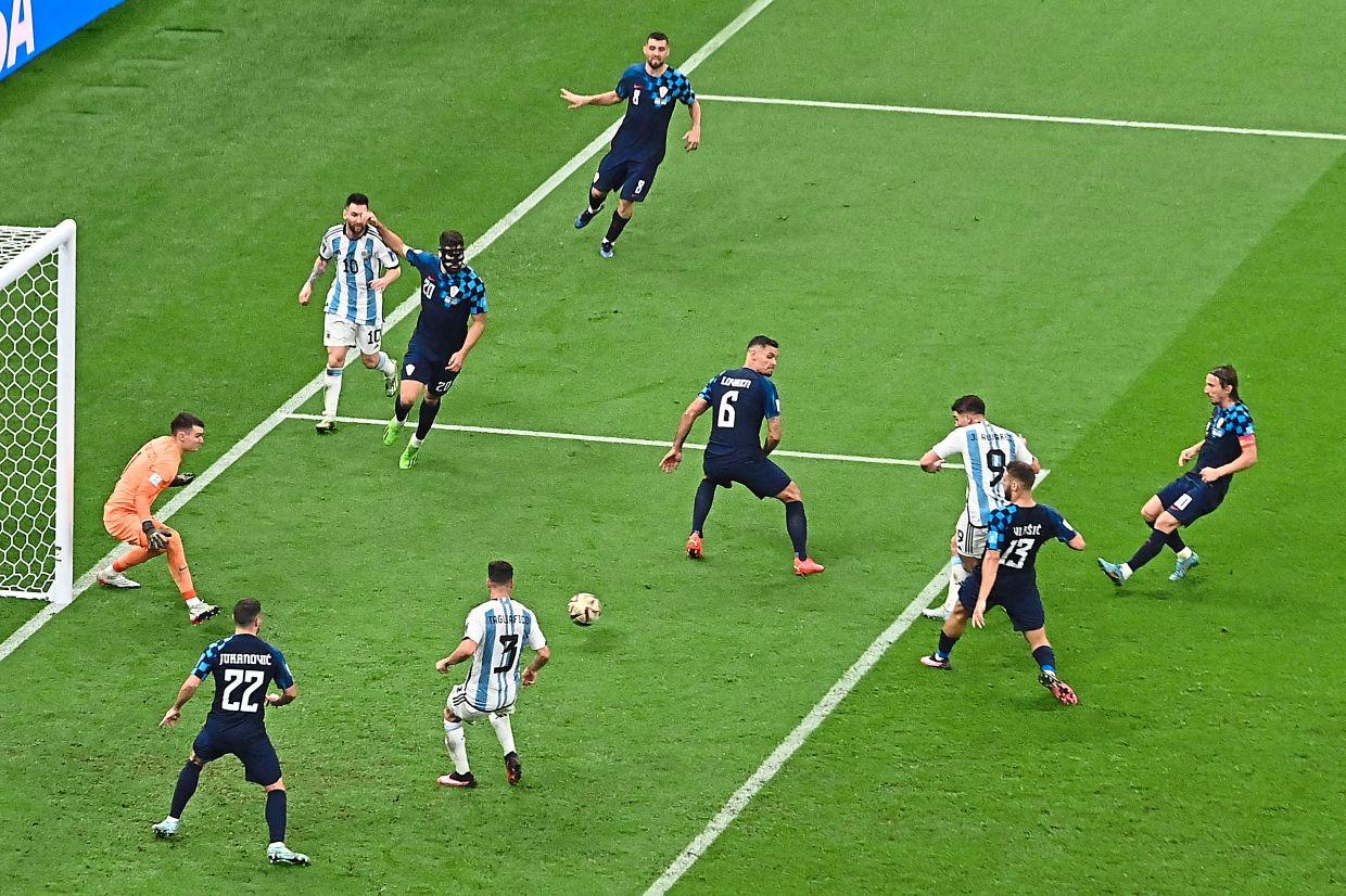 Julian Alvarez ấn định tỉ số cho Argentina từ đường chuyền của Messi (Ảnh: Internet)