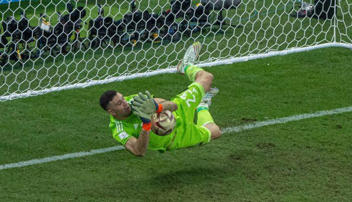 Emiliano Martinez với pha bay người này đã mang chiếc cup vàng về cho Argentina và cho cả Messi (Ảnh: Internet)