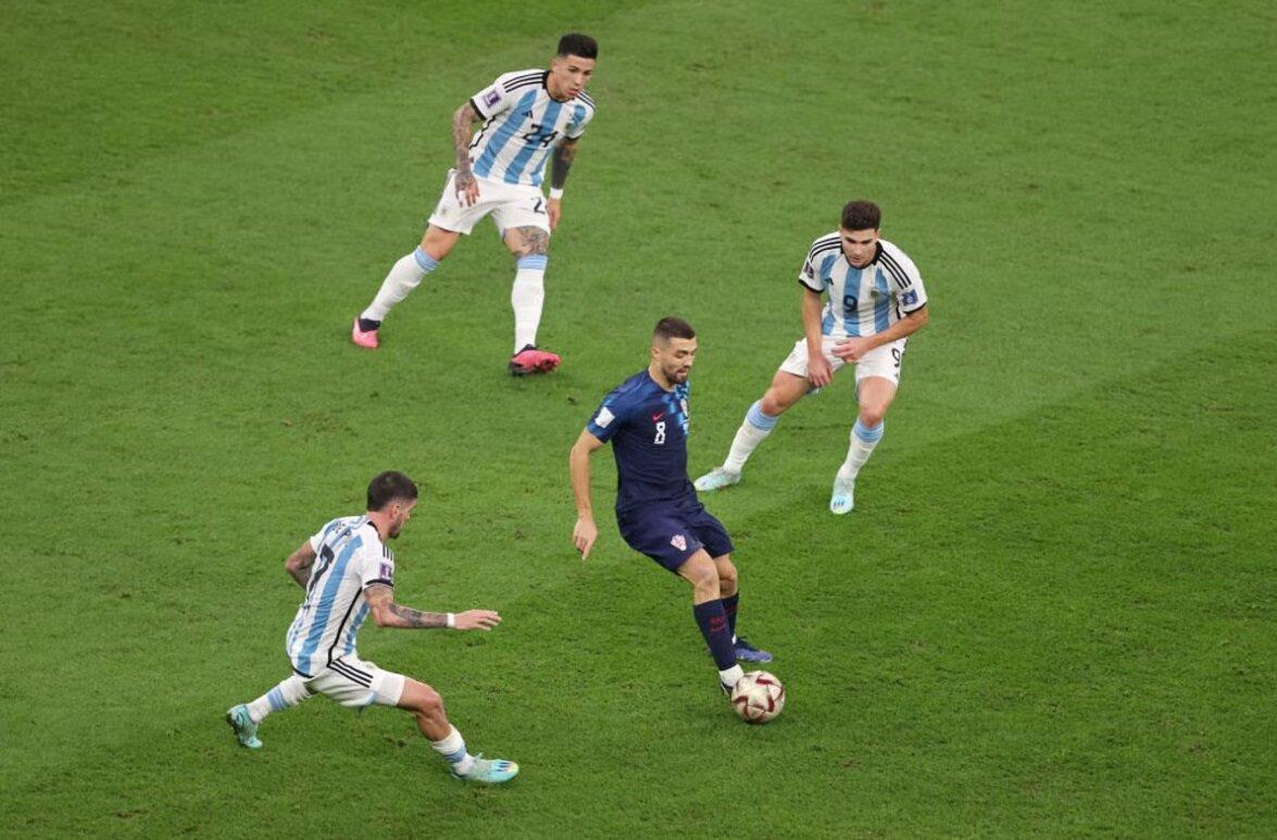 Argentina vây bắt những tiền vệ của Croatia (Ảnh: Internet)